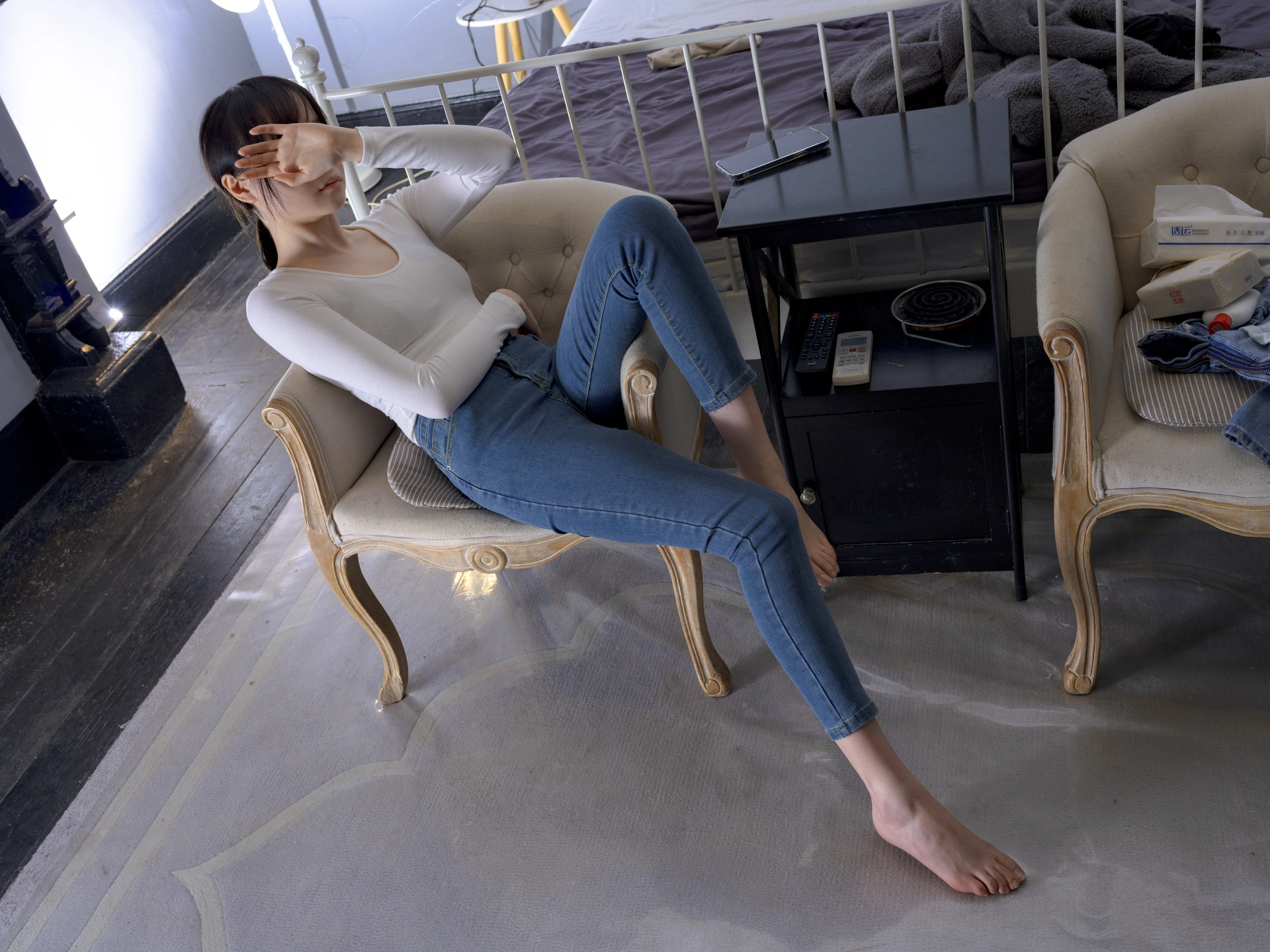 森萝财团写真 – Aika 裸足插图5